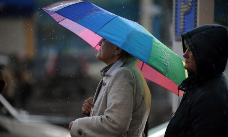 Женщина под зонтом