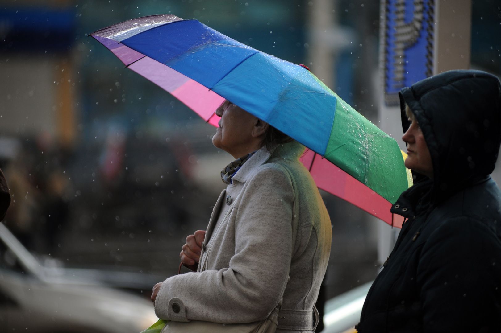 Женщина под зонтом