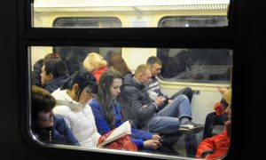 Пассажиры в пригородной электричке