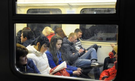 Пассажиры в пригородной электричке
