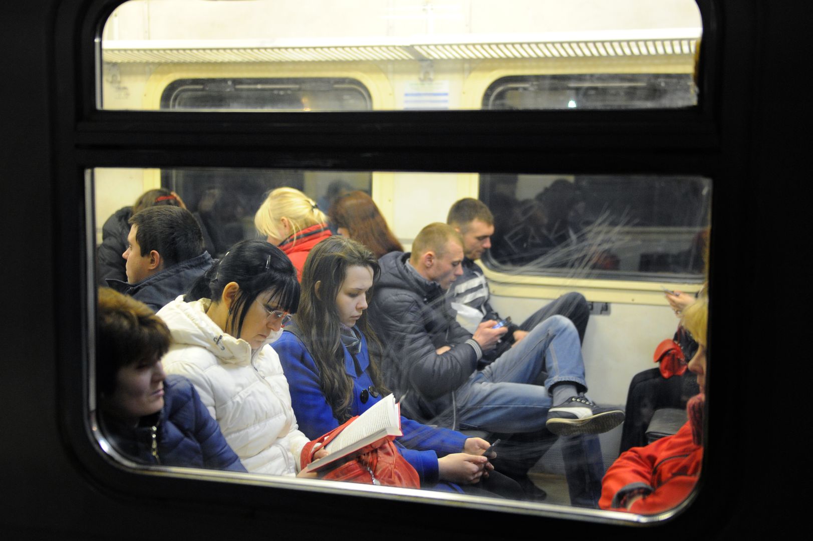 Пассажиры в пригородной электричке