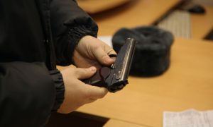 Мужчина с пистолетом