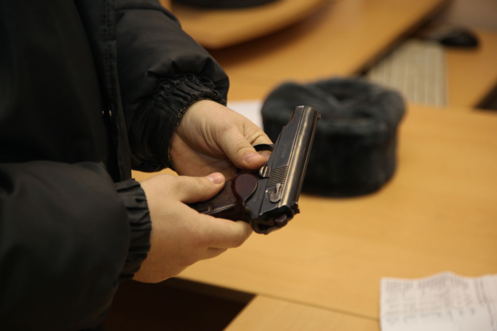 Мужчина держит пистолет