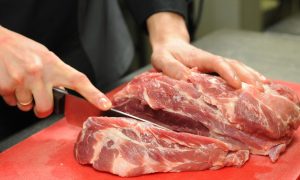 Нарезают говядину