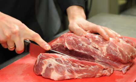 Нарезают говядину