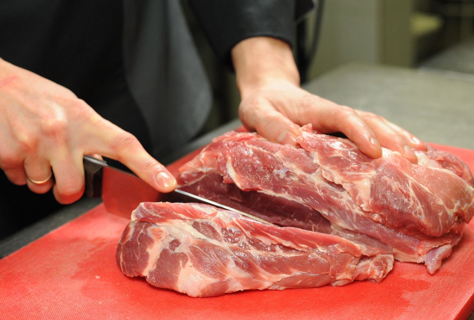 Нарезают говядину