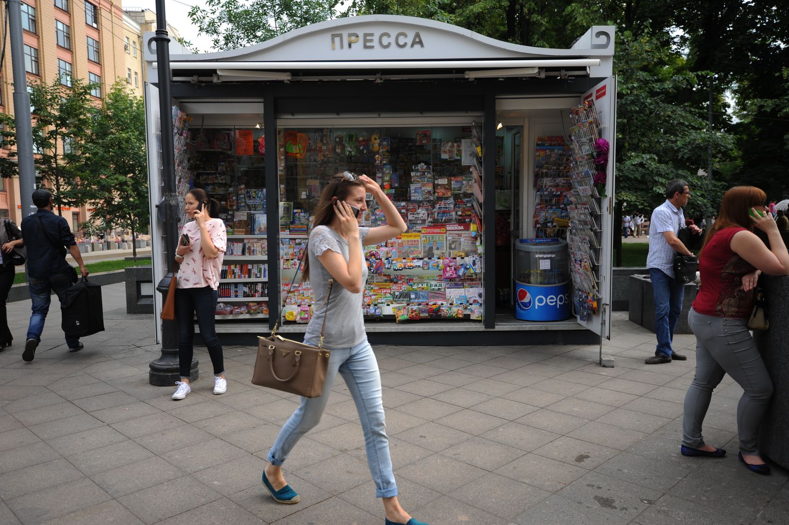 Торговый киоск с прессой