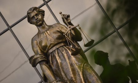 Статуя Фемиды около суда