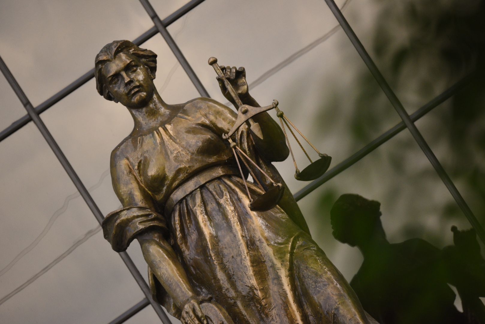 Статуя Фемиды около суда