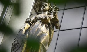 Статуя Фемиды около суда