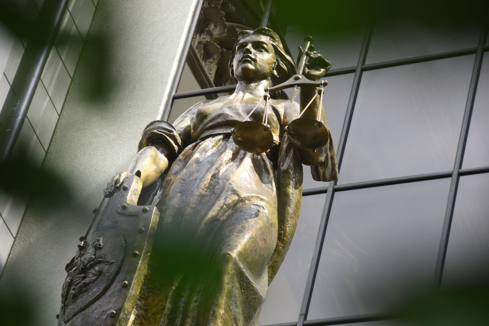 Статуя Фемиды около суда