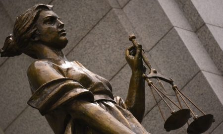 Статуя Фемиды у суда