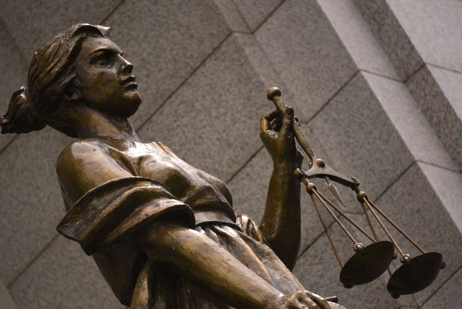 Статуя Фемиды у суда