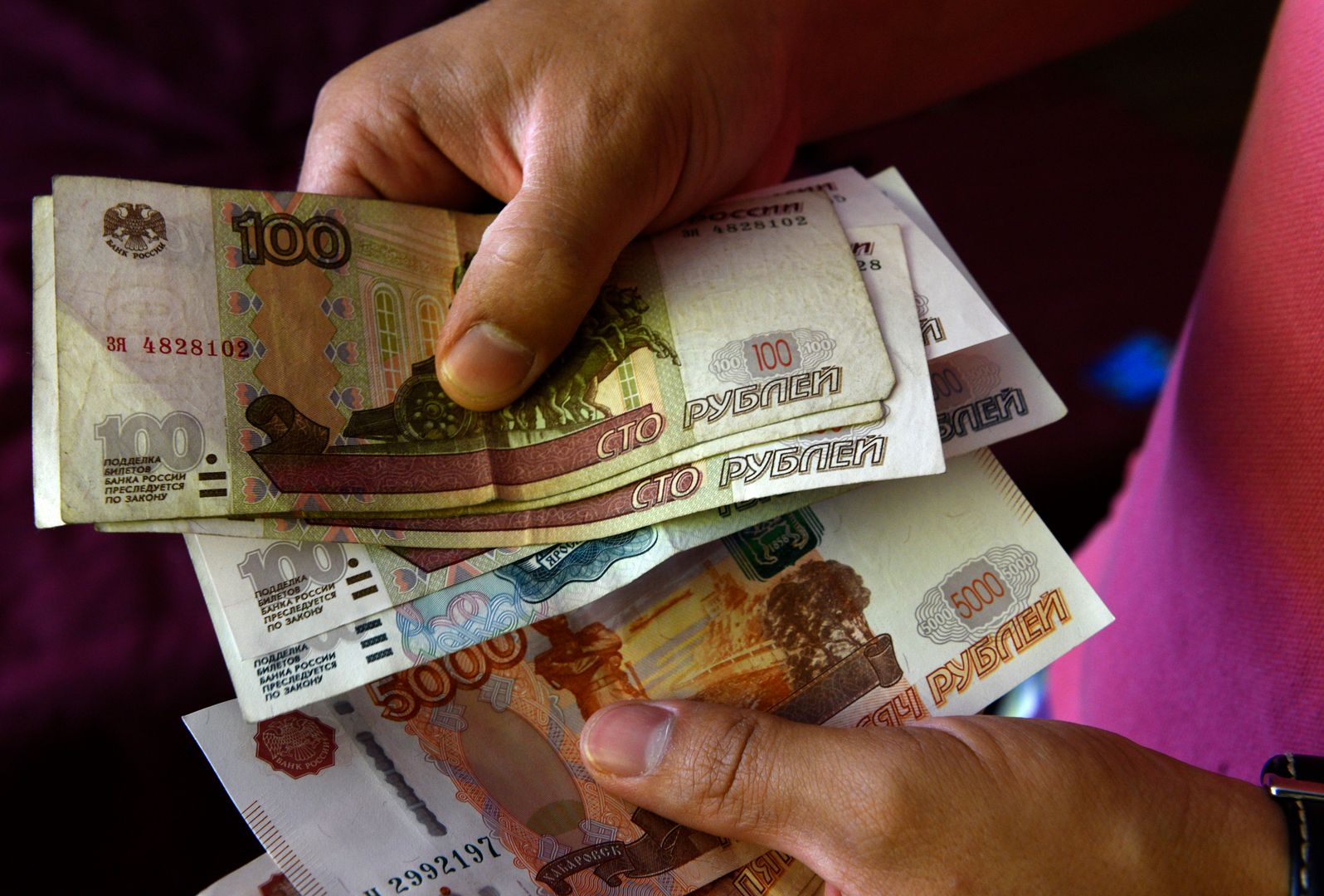 Деньги в руках