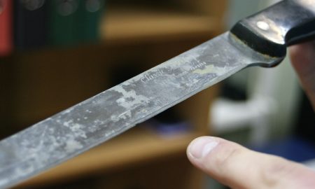 Нож в руках мужчины