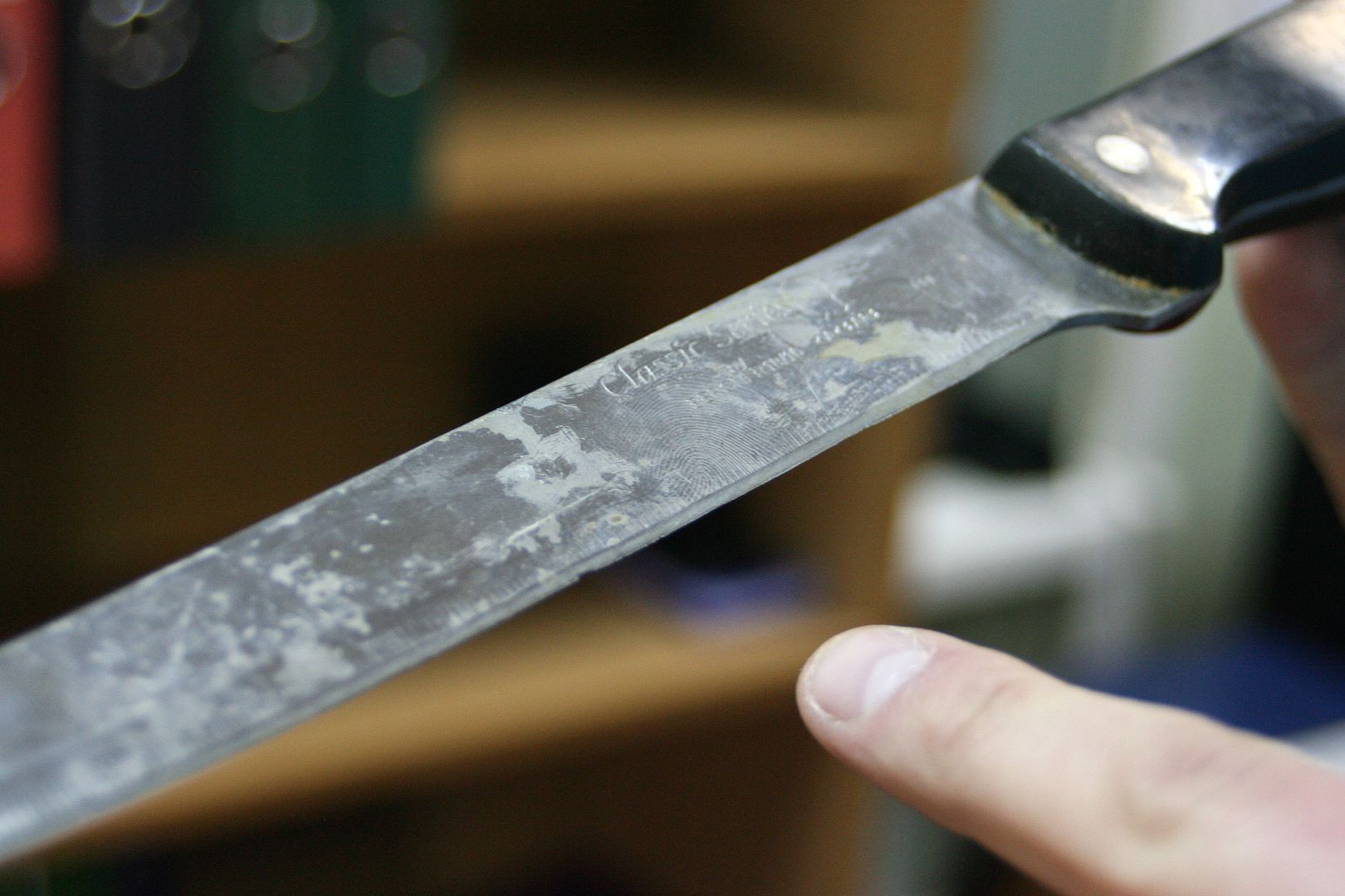 Нож в руках мужчины