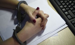 Женщина в наручниках