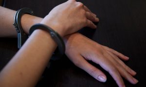 Молодой парень в наручниках