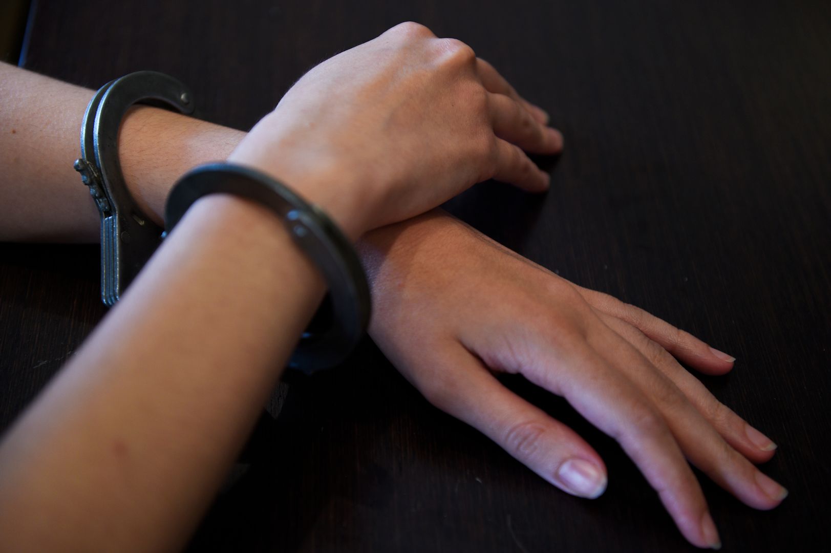 Молодой парень в наручниках