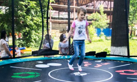 Ребенок на батуте