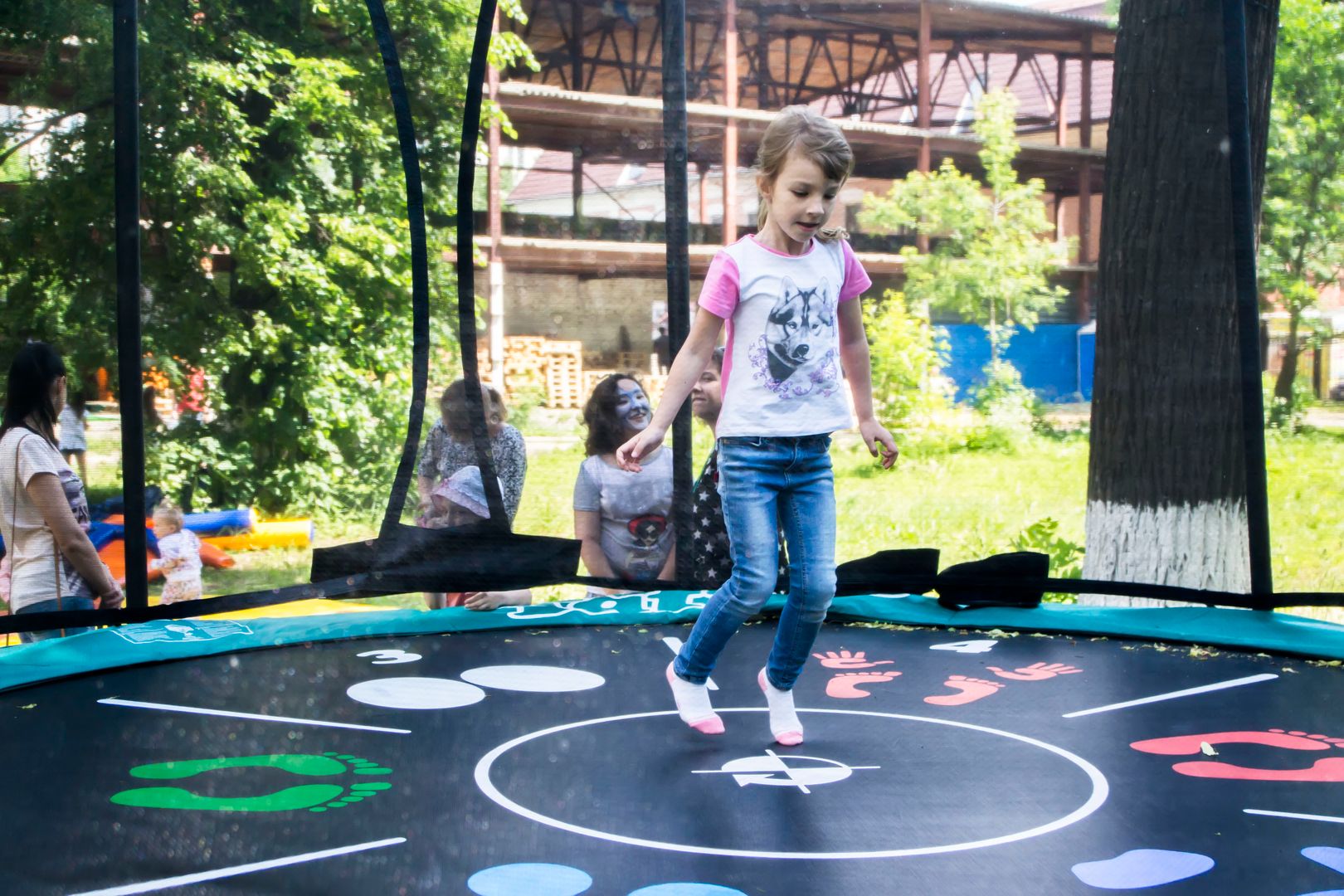 Ребенок на батуте