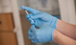 Прививка у врача