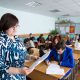 Учительница диктует что-то ученикам
