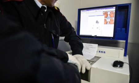 Полиция берет отпечатки пальцев