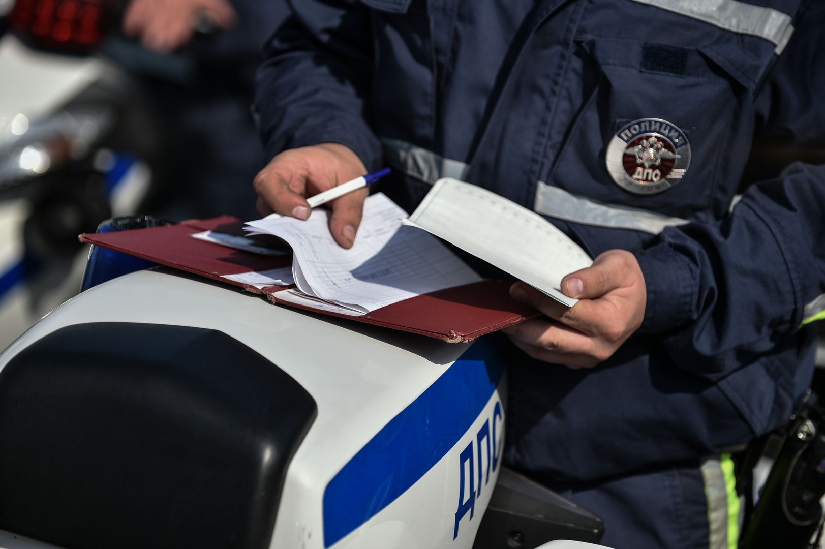 Сотрудник ГИБДД