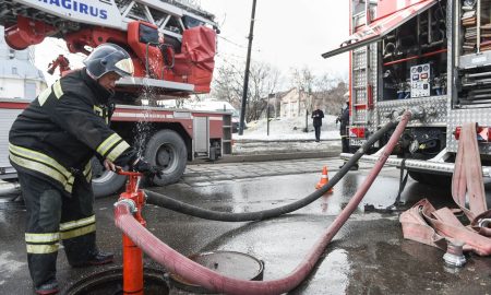 Пожарная машина качает воду