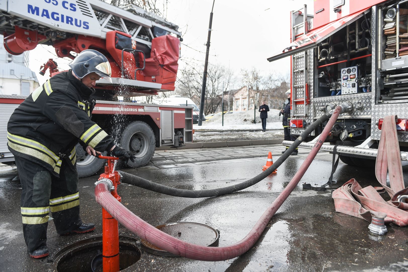Пожарная машина качает воду