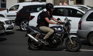 Мотоциклист в шлеме