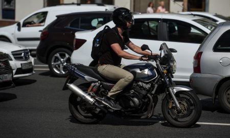 Мотоциклист в шлеме