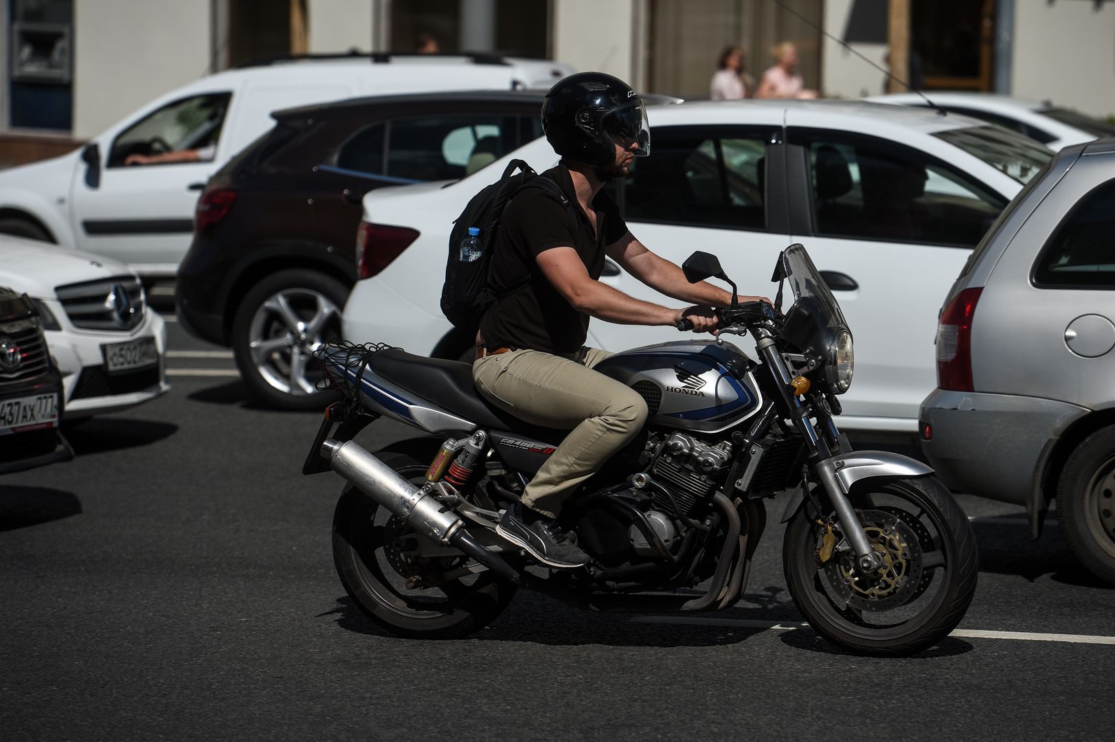 Мотоциклист в шлеме