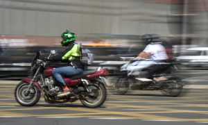 Мотоцикл на дороге