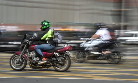 Мотоцикл на дороге