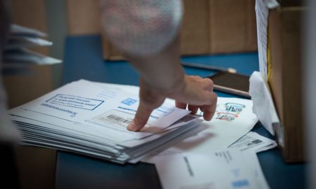 Сотрудник работает на почте