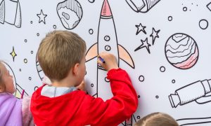 Ребенок рисует ракету