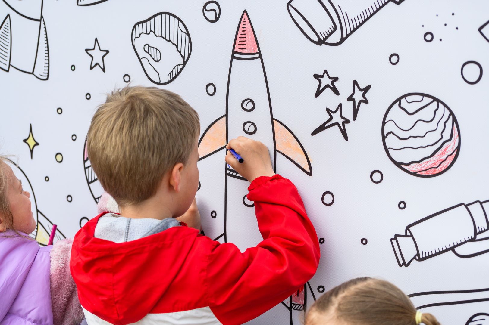 Ребенок рисует ракету