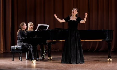 Девушка поет на сцене