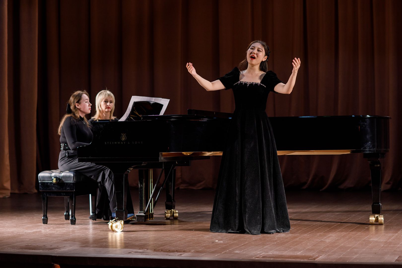 Девушка поет на сцене