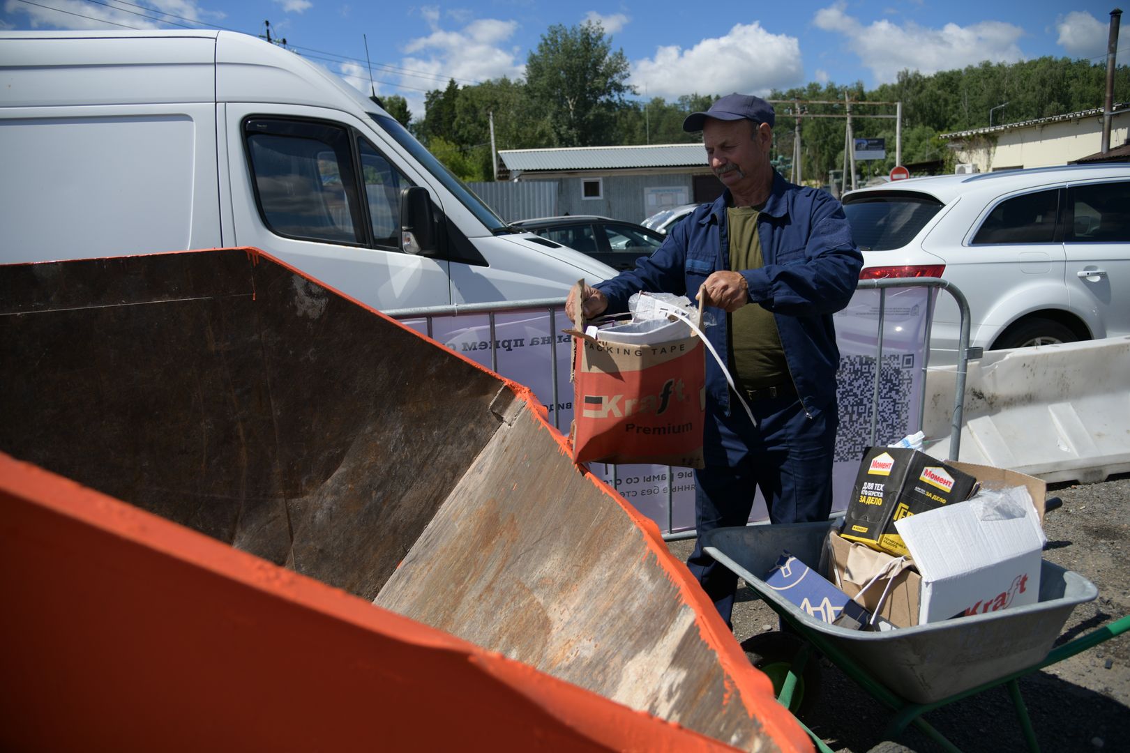 Мужчина выбрасывает мусор