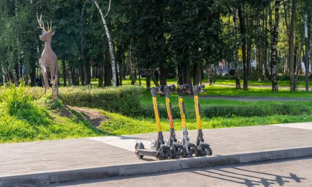 Самокаты стоят на обочине
