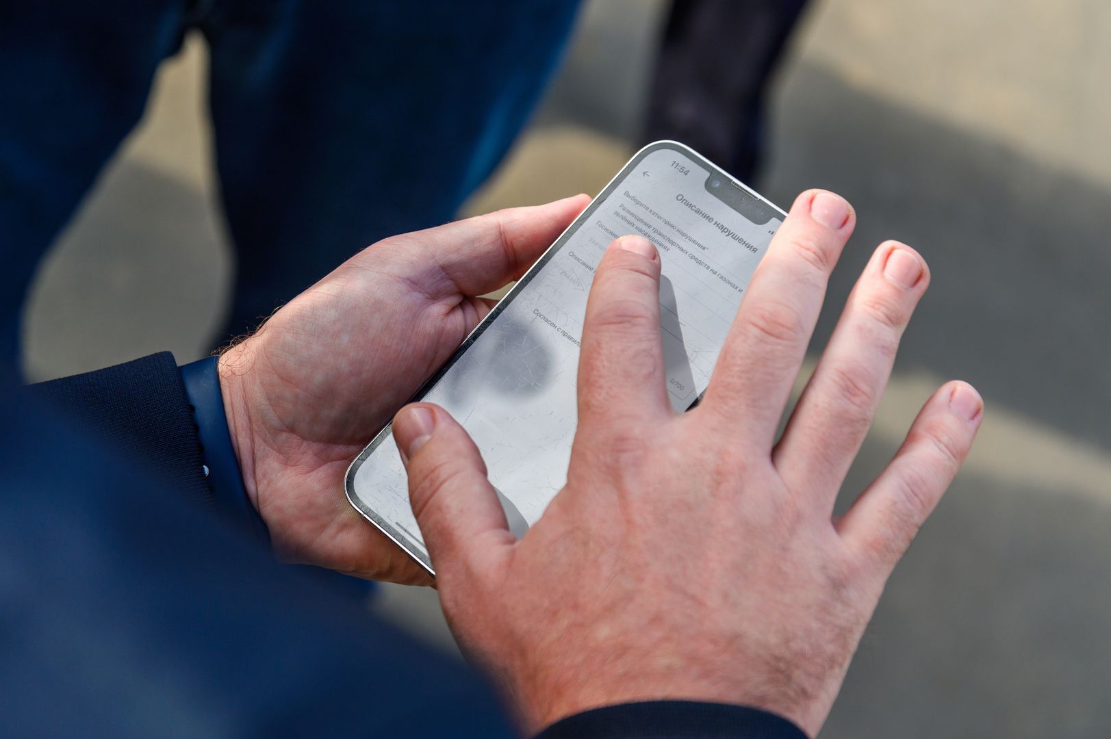 Мужчина отправляет жалобу в телефоне