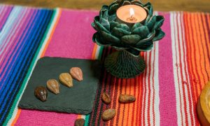 Свеча горит на покрывале