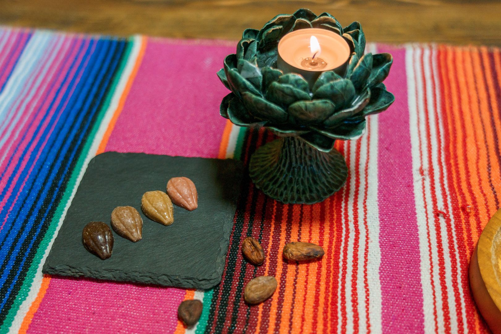 Свеча горит на покрывале