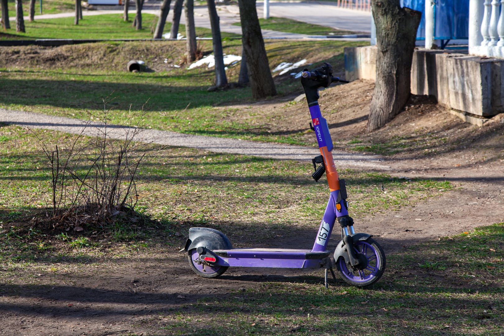 Самокат на дороге