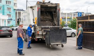 Уборка мусора во дворе