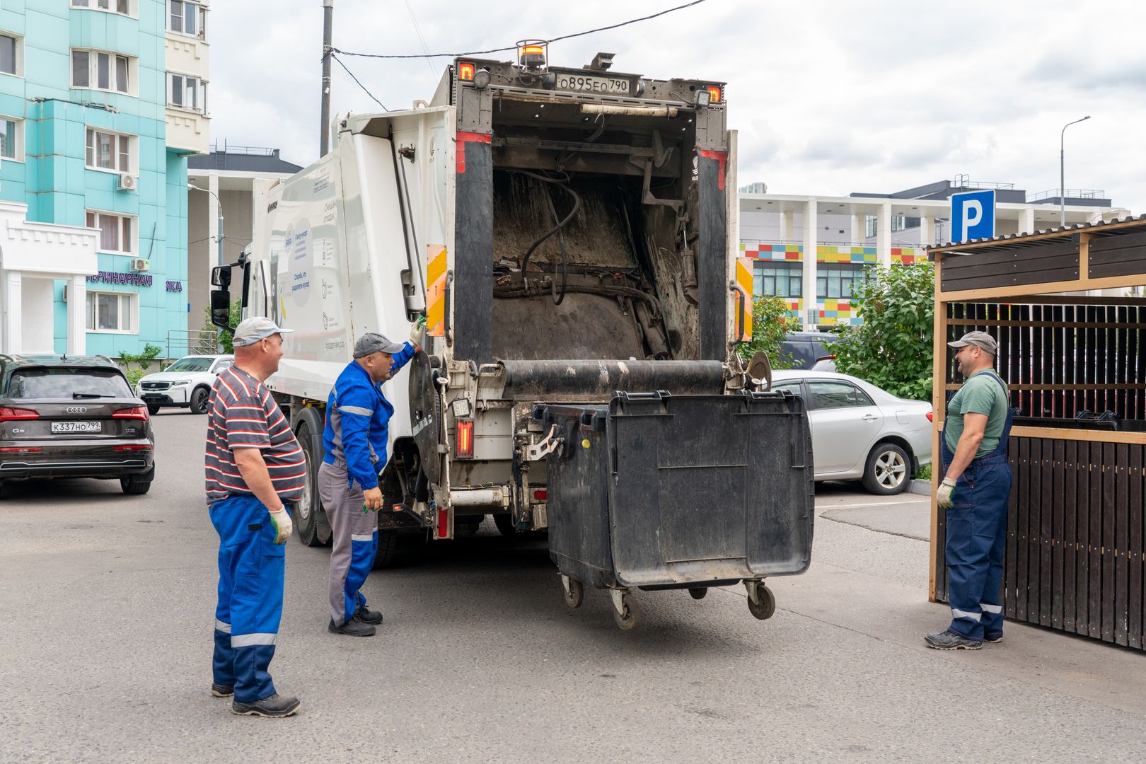 Уборка мусора во дворе