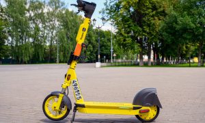 Самокат стоит на улице